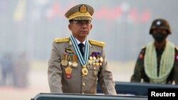 Jenderal senior Min Aung Hlaing, yang memimpin kudeta tahun lalu, telah meminta pemerintahan militer memperpanjang jabatannya selama enam bulan lagi (foto: dok).