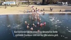 Neol kostümleri giymiş onlarca kişi Almanya’nın Berlin şehrindeki Orankesee Gölü’nün buz gibi sularına girdi
