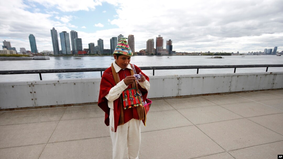 Tomás Mamani, de La Paz, Bolivia, toma una foto en la sede de las Naciones Unidas en Nueva York.