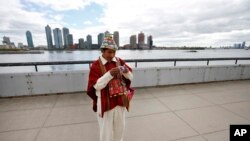 Tomás Mamani, de La Paz, Bolivia, toma una foto en la sede de las Naciones Unidas en Nueva York.