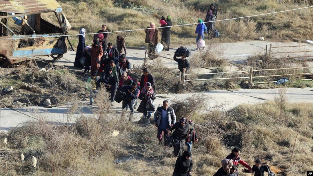 Foto dari Rumaf, aktivis Kurdi Suriah menunjukkan foto-foto warga yang melarikan diri dari Aleppo, 27 November 2016. (The Rumaf via AP).