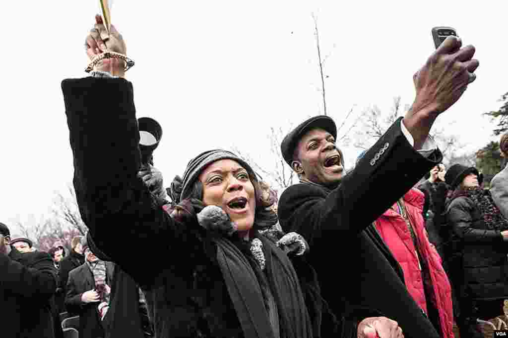 就职仪式上奥巴马出场时现场观众欢呼不已。（美国之音常晓拍摄）