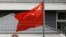 Bendera China berkibar di Beijing, China, 25 Mei 2020. (Foto: REUTERS/Tingshu Wang)