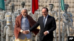 Indian Prime Minister Narendra Modi, left and French President Francois Hollande at the Rock Garden in Chandigarh, India, Jan. 24, 2016.