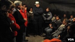 El presidente de Chile, Sebastián Piñera, a la izquierda en la foto, habla con los familiares de los mineros atrapados.