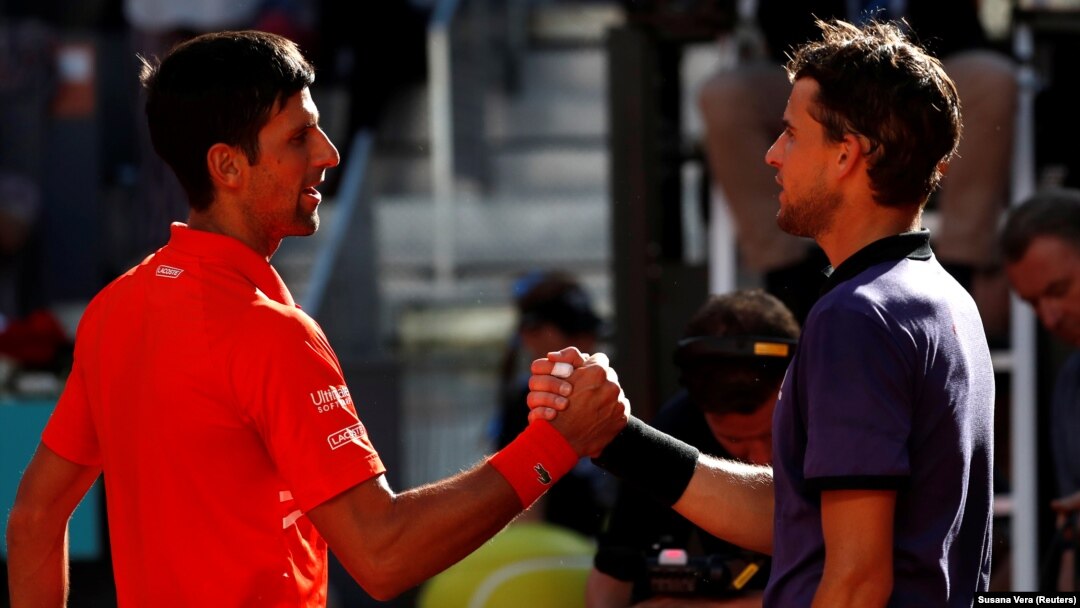 Pozdrav Novak Đokovića i Dominika Tima na mreži posle polufinalnog meča na terenu "Manolo Santana" u Madridu (Foto: Reuters/Susana Vera) 