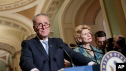 Le démocrate Chuck Schumer donne une conférence de presse au Capitol Hill à Washington, le 28 février 2017. 