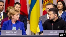 资料照片: 2024年6 月15日瑞士联邦总统姆赫德(左)和乌克兰总统泽连斯基在瑞士卢塞恩附近的布尔根施托克度假村出席乌克兰和平峰会