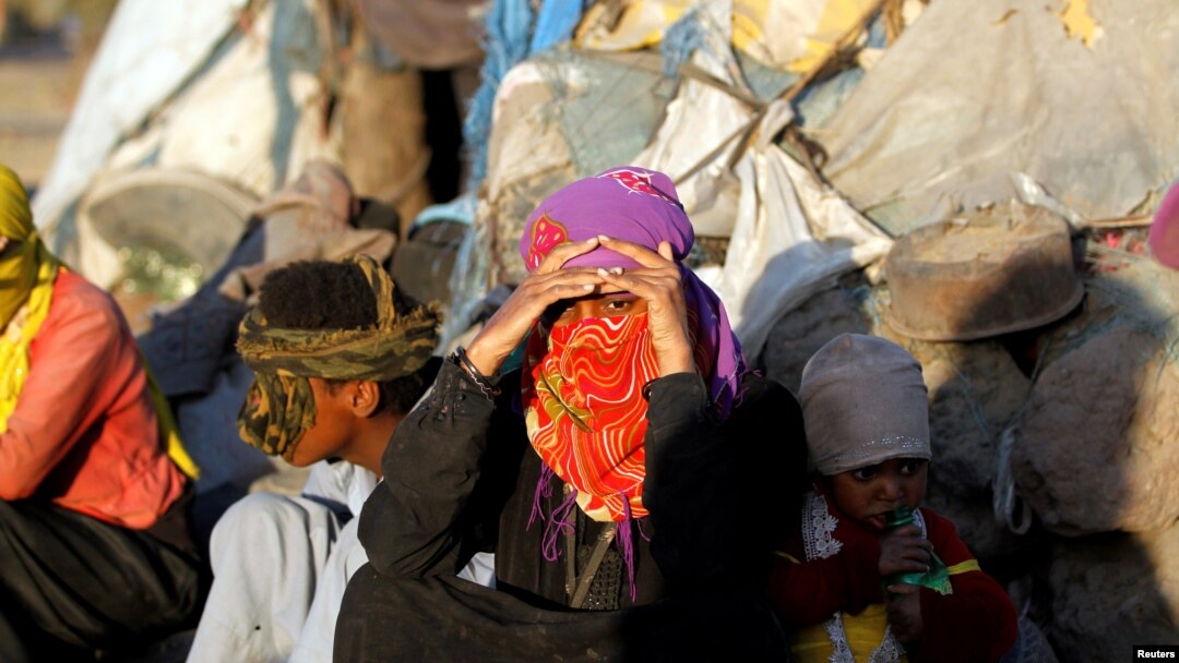Para perempuan dan anak-anak Yaman yang menghindari kekerasan perang, tinggal di tenda-tenda di pinggiran Sana'a, Yaman (foto: dok). 