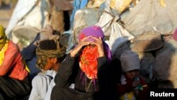 Para perempuan dan anak-anak Yaman yang menghindari kekerasan perang, tinggal di tenda-tenda di pinggiran Sana'a, Yaman (foto: dok). 