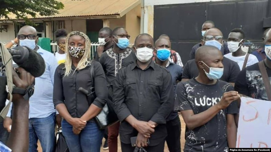 Bamwe mu bamneyshamakuru bakorera Capital Fm mu myiyerekano 