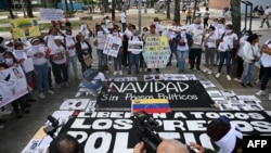 Familiares de personas detenidas luego de las elecciones presidenciales en julio protestan exigiendo sus liberaciones, en Caracas, el 9 de diciembre de 2024. 