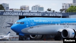 ARCHIVO - Un Boeing 737 MAX de Aerolíneas Argentinas aterriza en el aeropuerto Aeroparque Jorge Newbery, en Buenos Aires, Argentina, el 26 de diciembre de 2024.