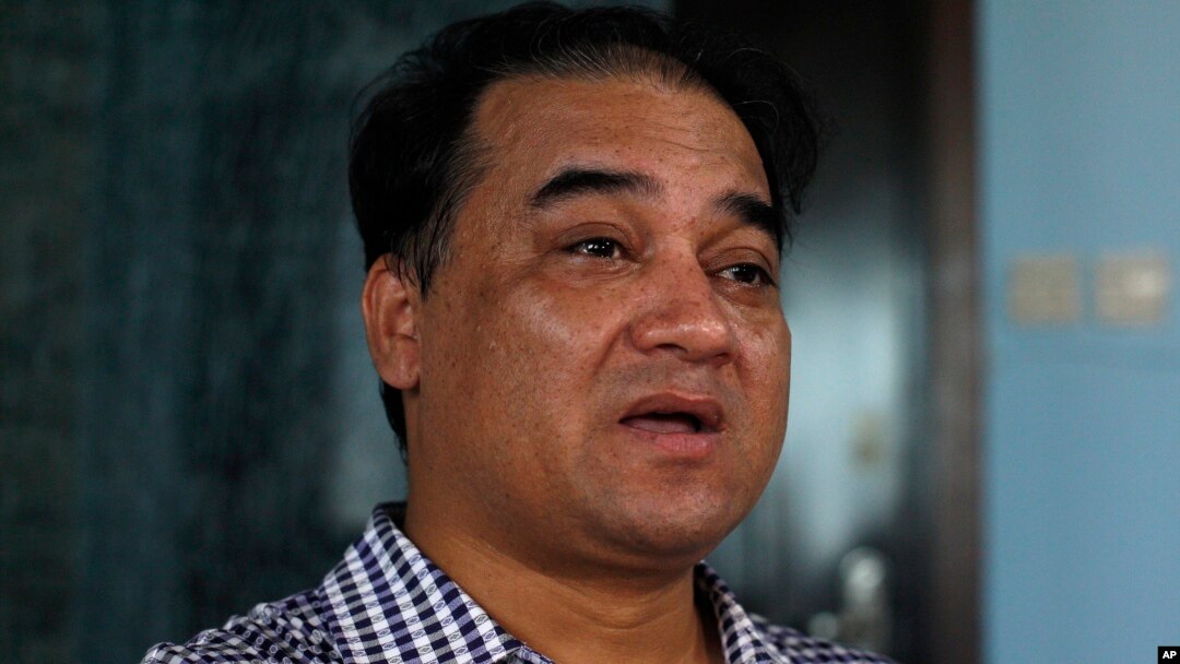 Cendekiawan dan advokat Muslim Uighur yang vokal Ilham Tohti dalam sebuah wawancara di rumahnya di Beijing. (AP/Gillian Wong)