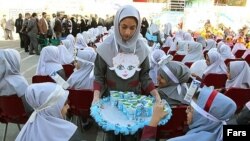 مراسم توزیع شیر در یکی از مدارس تهران - ۱۳۹۲