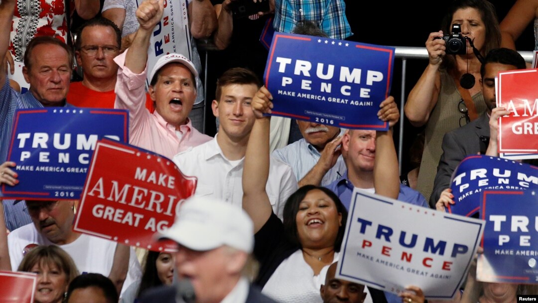Pendukung Donald Trump bersorak dalam kampanye di Dimondale, Michigan (19/8). (Reuters/Carlo Allegri)