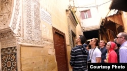 Un groupe d'étudiants en voyage d'études à Fès, au Maroc. (Photo by Natela Cutter)