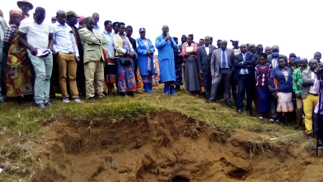 Pierre Claver Ndayicariye mu bikorwa vyo kwerekana ibisigarira vyatowe mu ntara ya Mwaro 