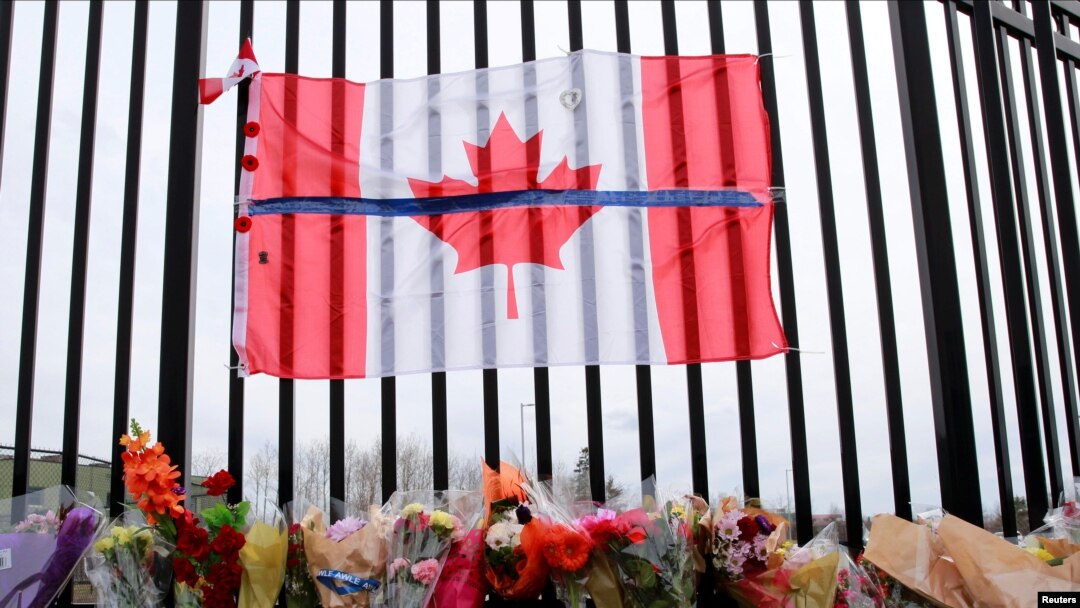 Sebuah tugu peringatan terlihat di luar Markas Besar Polisi Mounted Kanada (RCMP), di Dartmouth, Nova Scotia, Kanada, 20 April 2020. (Foto: Reuters)