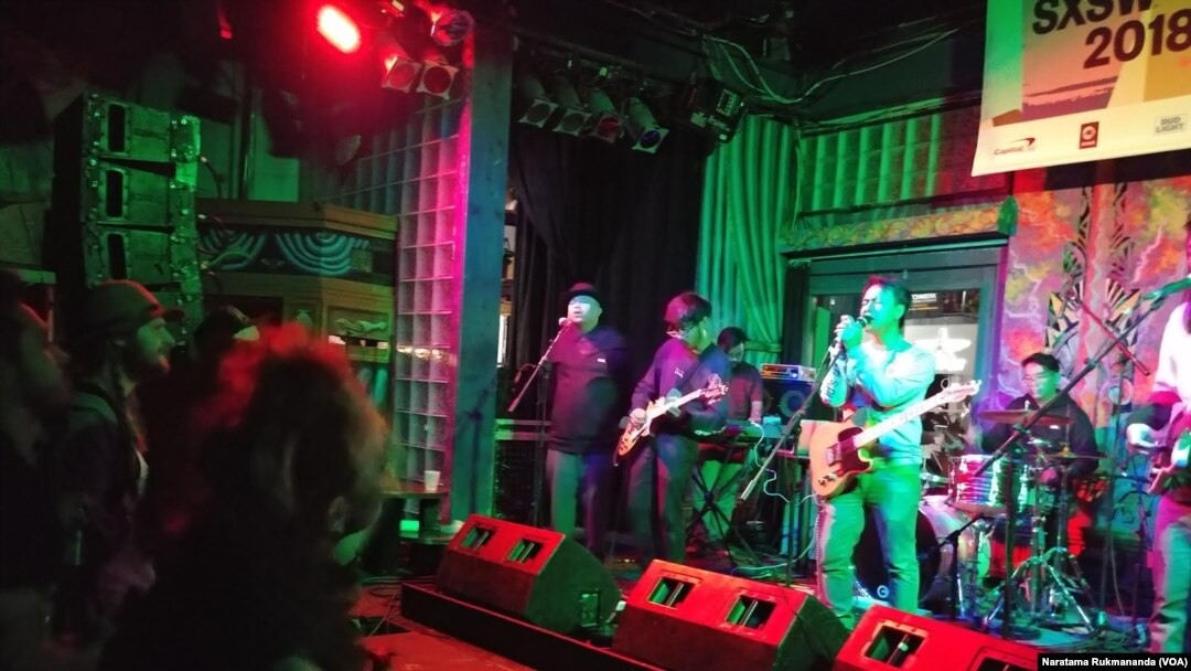 Penampilan Grup musik independen Efek Rumah Kaca di SXSW Music Festival 2018, di Kota Austin, Texas, 17 Maret 2018. (VOA/ Naratama Rukmananda)