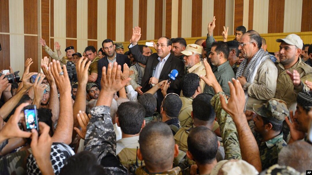 Perdana Menteri Nouri al-Maliki (tengah) dikelilingi warga dan pasukan keamanan di Amerli (1/9).