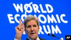 Menlu AS John Kerry menghimbau negara-negara dunia melipatgandakan upaya-upaya mereka untuk mengatasi krisis pengungsi, di Davos, Swiss, Jumat, 22 Januari 2016.