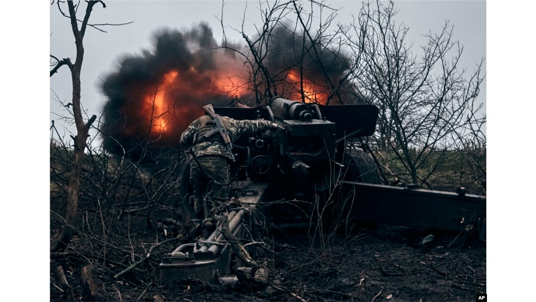 Tentara Ukraina menembakkan artileri ke posisi Rusia di dekat Bakhmut, wilayah Donetsk, Ukraina, Minggu, 20 November 2022. (Foto: AP/LIBKOS)