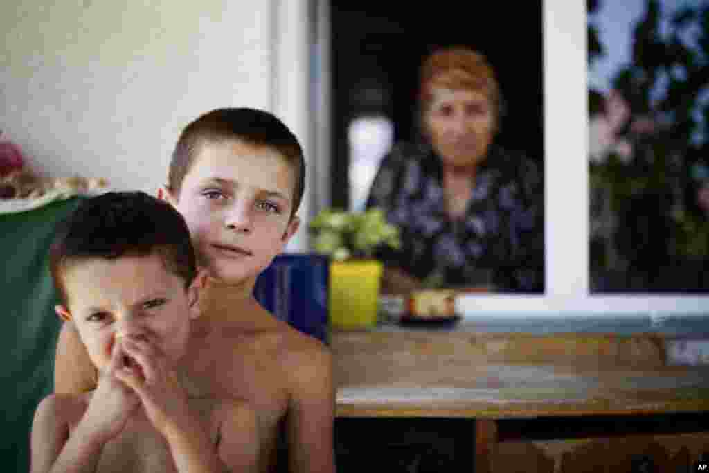 Brothers Georgi, 4, (left) and Temur Pervashvili, 11. (Yuli Weeks for VOA)