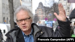 Foto yang diambil pada Maret 2010 ini menunjukkan kartunis asal Swedia Lars Vilks tengah berjalan di salah satu area di Stockholm. Vilks, yang hidup dengan perlindungan polisi sejak 2007, tewas dalam kecelakaan pada 3 Oktober 2021. (Foto: AFP/Francois Campredon)