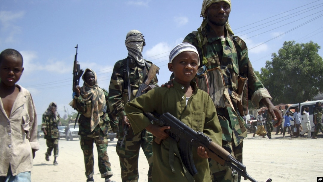 Militan al-Shabab melakukan latihan militer di Suqaholaha, utara Mogadishu (foto: ilustrasi). 