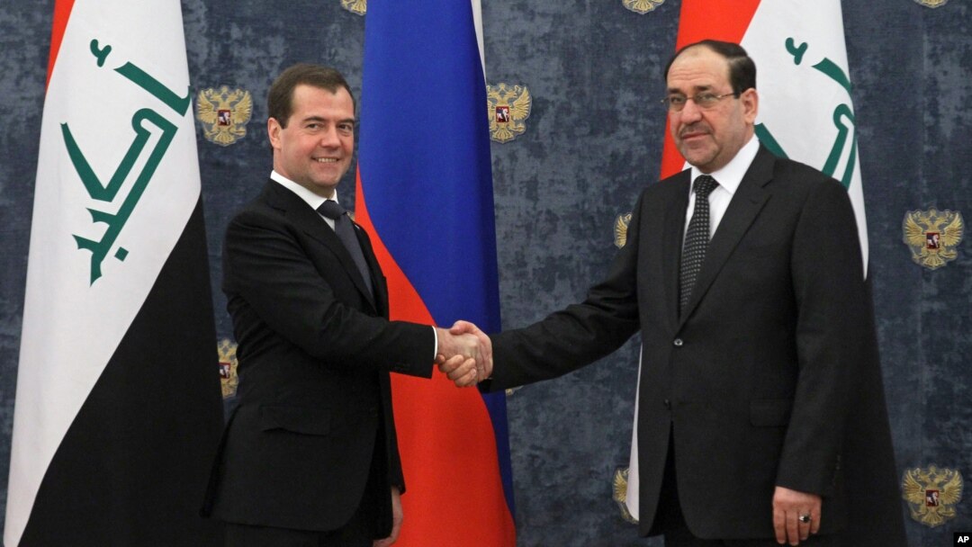 Thủ tướng Nga Dmitry Medvedev bắt tay cùng Thủ tướng Iraq Nouri Al-Maliki 