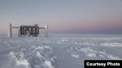 Laboratorija IceCube na stanici Amundsen-Scott South Pole na Antarktiku najveći je svjetski detektor neutrina. Njegovi kompjuteri prikupljaju sirove podatke o neutrinskoj aktivnosti od senzora u ledu koji traže svjetlost.