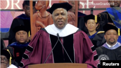 El multimillonario Robert Smith durante la ceremonia de grado de los estudiantes del Morehouse College en Atlanta, Georgia. [Foto: Videograb]