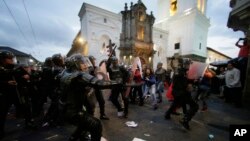 La policía avanza contra manifestantes para impedir que avancen hacia el Palacio Presidencial en Quito, Ecuador, el martes, 16 de abril de 2019.