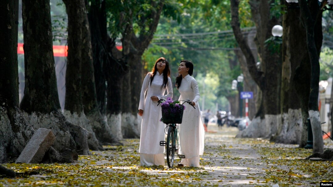 Nữ sinh Việt Nam chụp ảnh kỷ niệm trên đường phố Hà Nội.