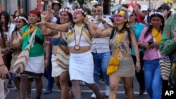 Mujeres indígenas waorani participan en una manifestación exigiendo en un sector de la Amazonia donde viven indígenas en Quito, Ecuador, el martes 20 de agosto de 2024.