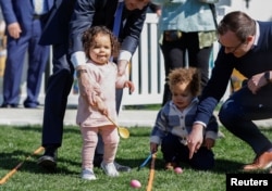 Los niños se divierten buscando huevos en la ceremonia de los Huevos de Pascua en la Casa Blanca el 10 de abril de 2023.