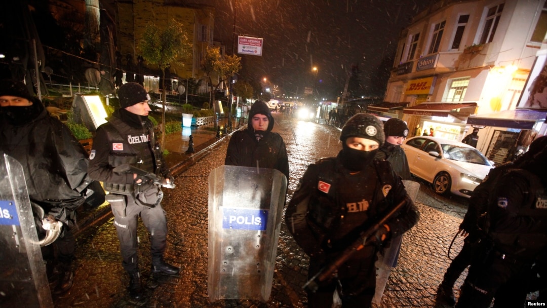 Polisi memeriksa sekitar lokasi ledakan bom bunuh diri di Istanbul (6/1).