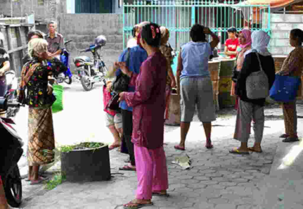 Suasana sebuah pojok di Stadion Maguwoharjo. Anak-anak bermain di satu sis, sementara di sisi lain adalah sebuah sanggar melukis dadakan yang Djoko Wasis (20/11).