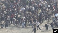 Confrontos no Cairo entre manifestantes pró e contra Hosni Mubarak