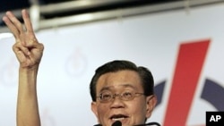 Singapore's Deputy Prime Minister Wong gestures during the final election campaign rally of the ruling People's Action Party (PAP) in Singapore, May 5, 2011