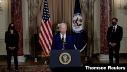조 바이든 미국 대통령(가운데)이 지난 2월 워싱턴 국무부 청사에서 미국의 외교 정책에 관해 연설했다. 카멀라 해리스 부통령(왼쪽)과 토니 블링컨 국무장관이 배석했다.