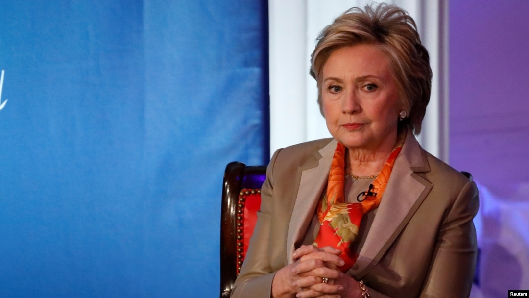 FILE - Mantan Menteri Luar Negeri AS dan Mantan capres partai Demokrat Hillary Clinton saat ambil bagian dalam acara Women for Women International Luncheon di New York City, New York, 2 Mei 2017.