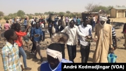 Les étudiants entonnant l'hymne nationale en manifestant, à N'Djamena, Tchad, le 14 février 2017. (VOA/André Kodmadjingar)