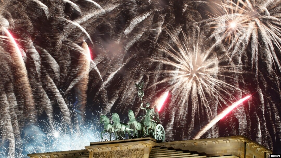 Kembang api meledak di atas patung Quadriga di atas gerbang Brandenburg selama perayaan Tahun Baru di Berlin, Jerman, 1 Januari 2019. Namun pada tahun ini perayaan tersebut dilarang karena Covid-19. (Foto: REUTERS/Axel Schmidt)