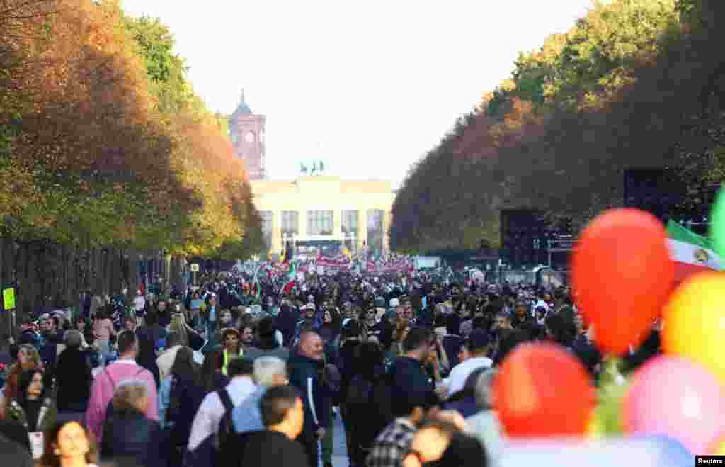 هزاران ایرانی در شهر برلین، پایتخت آلمان، علیه جمهوری اسلامی ایران راهپیمایی کردند.