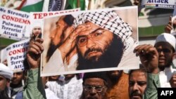 Người Hồi giáo Ấn Độ cầm ảnh bị rạch mặt của Maulana Masood Azhar lãnh tụ tổ chức Jaish-e-Mohammad trong cuộc biểu tình chống Pakistan tại Mumbai ngày15/2/2019.