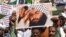 Người Hồi giáo Ấn Độ cầm ảnh bị rạch mặt của Maulana Masood Azhar lãnh tụ  tổ chức Jaish-e-Mohammad trong cuộc biểu tình chống Pakistan tại Mumbai ngày15/2/2019.