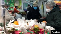 Personas con máscaras sanitarias compran en un supermercado en Beijing, China, mientras el país enfrenta un brote de un nuevo coronavirus que ha infectado al menos a 2000 personas y ha causado la muerte de 56. enero 26 de 2020. Foto: Reuters.