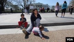 Nayra Zapata y sus dos hijos frente a la Casa Blanca. Nayra es una de cuatro personas actualmente en huelga de hambre en demanda de que se ponga fin a las deportaciones.